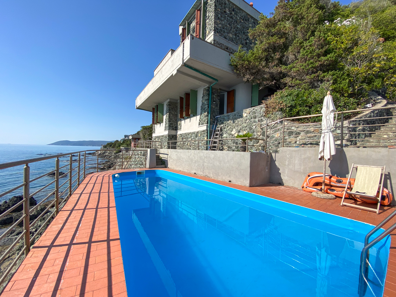 Prestigeträchtige Villa mit direktem Zugang zum Meer